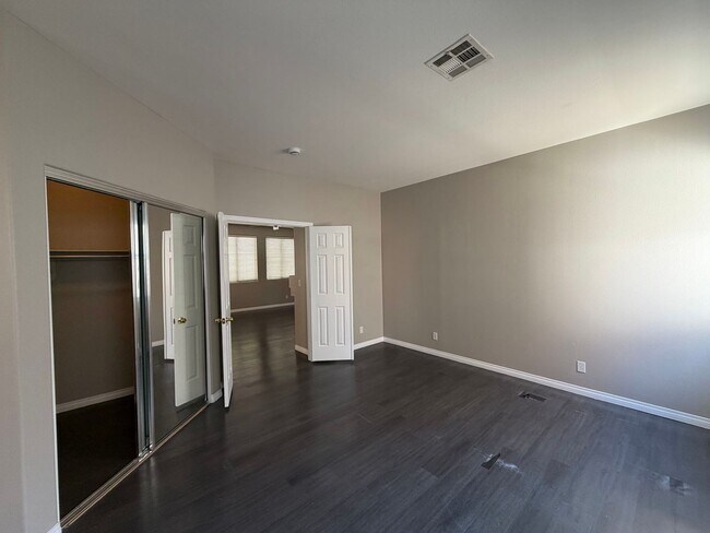 Building Photo - Beautiful 3 Bedroom 2 Bath Single Story Three Bedroom in Spring Mountain Ranch!