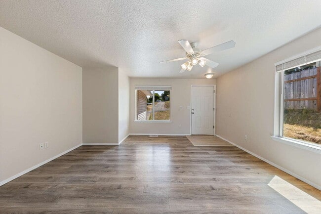 Building Photo - Spacious 3 bedroom Duplex
