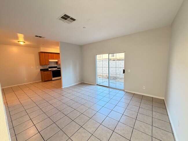 Building Photo - Spacious 3 bedroom w/ attached 2 Car Garage For Rent!