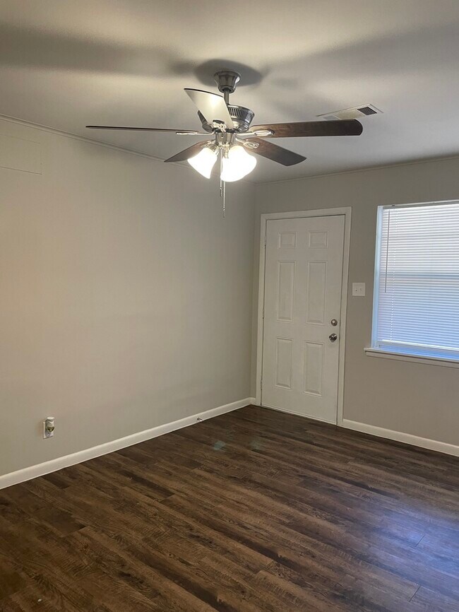 Building Photo - 7015 Eddy Ln