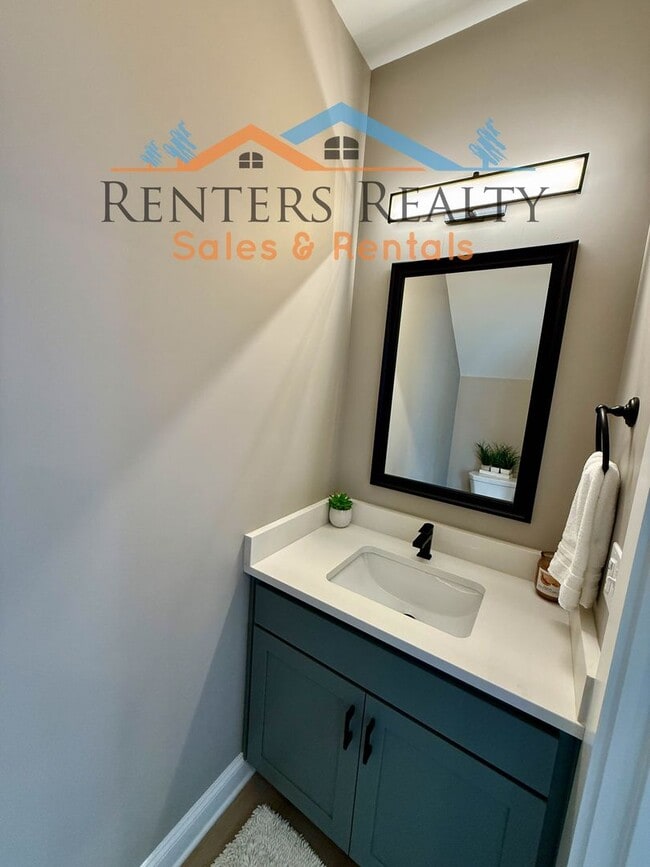 Building Photo - Stunning 2 Bedroom with Courtyard