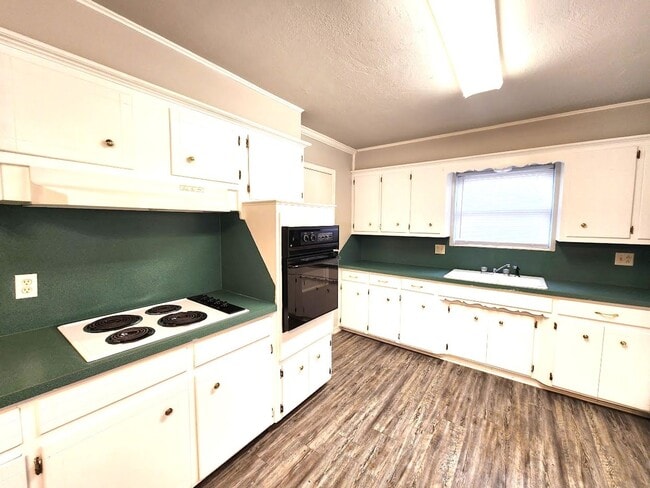 Building Photo - 3 Bed 1.5 Bath 1 Car Garage in the Henders...