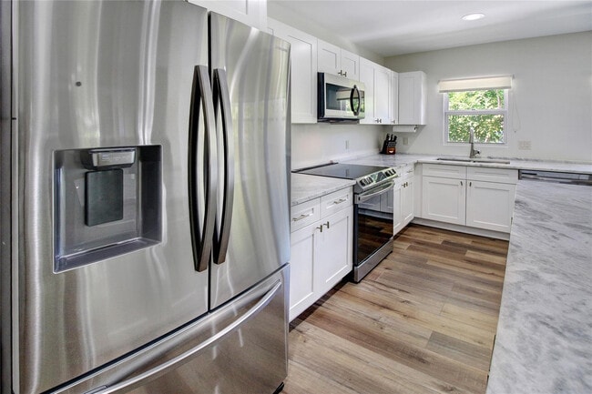 Building Photo - 211 SE 16th Ave