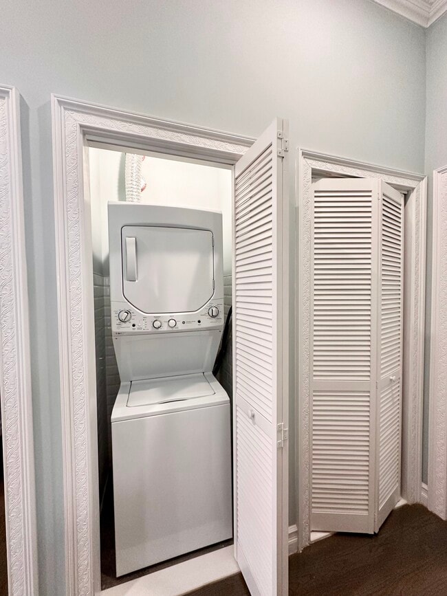 Building Photo - 37 Spruce St