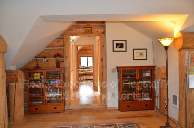 Building Photo - 1500 E Iris Trail