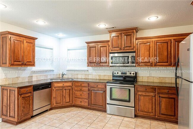 Building Photo - 1689 N Oakhaven Pl