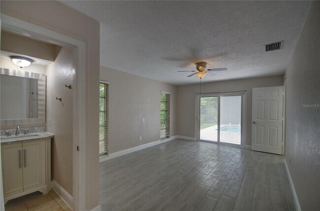 Building Photo - 904 Wellington Dr