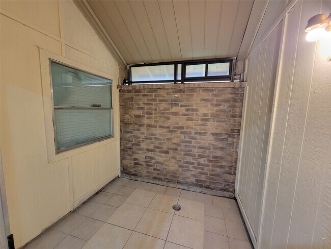 Building Photo - 2034 Village Park Dr