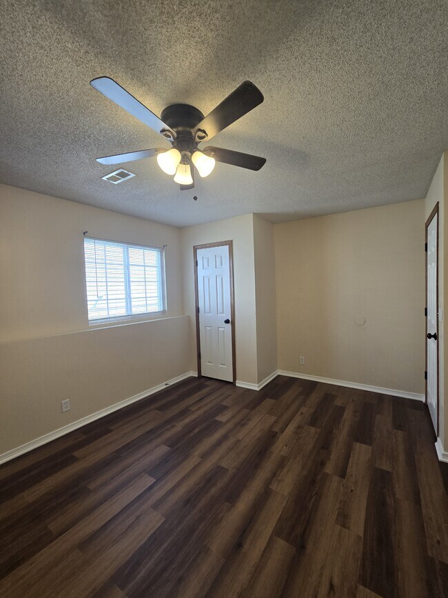 Building Photo - 4462 S Elizabeth Ave