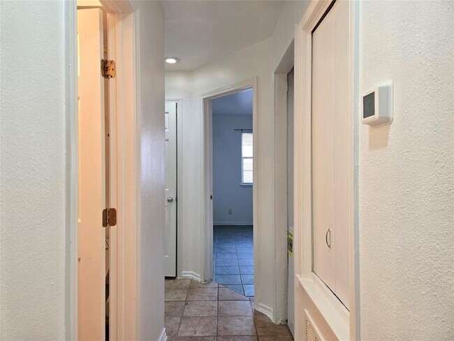 Building Photo - 2906 West Ave