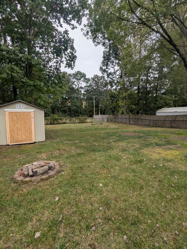 Building Photo - 107 Sandy Lake Dr