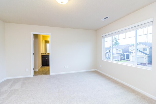 Building Photo - Move In Ready - 5 bedroom 3 Bath Townhome ...