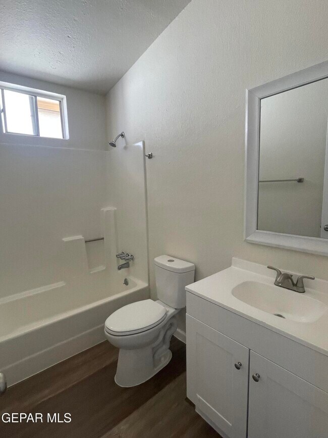 Building Photo - 866 Barandal Dr