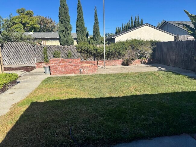 Building Photo - 143 Katherine Ave