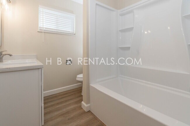 Building Photo - Freshly Renovated Home with Brand-New Flooring and Remodeled Kitchen in Manteca