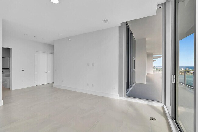 Building Photo - 220 Lake Shore Dr