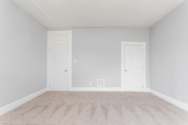 3rd bedroom. All carpet is brand new! - 1150 Tecumseh St