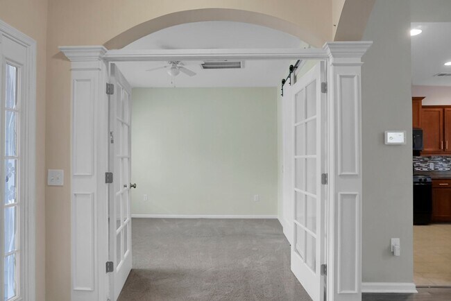 Building Photo - 3 bedrooms, 2.5 bathrooms  2-car garage in...
