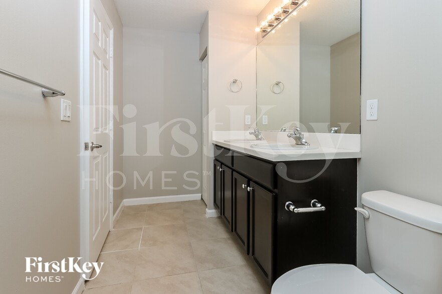 Building Photo - 2937 SW Moody Terrace