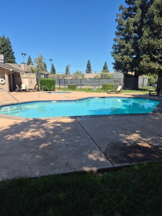 Building Photo - Two Bedroom Unit in HOA with Pool