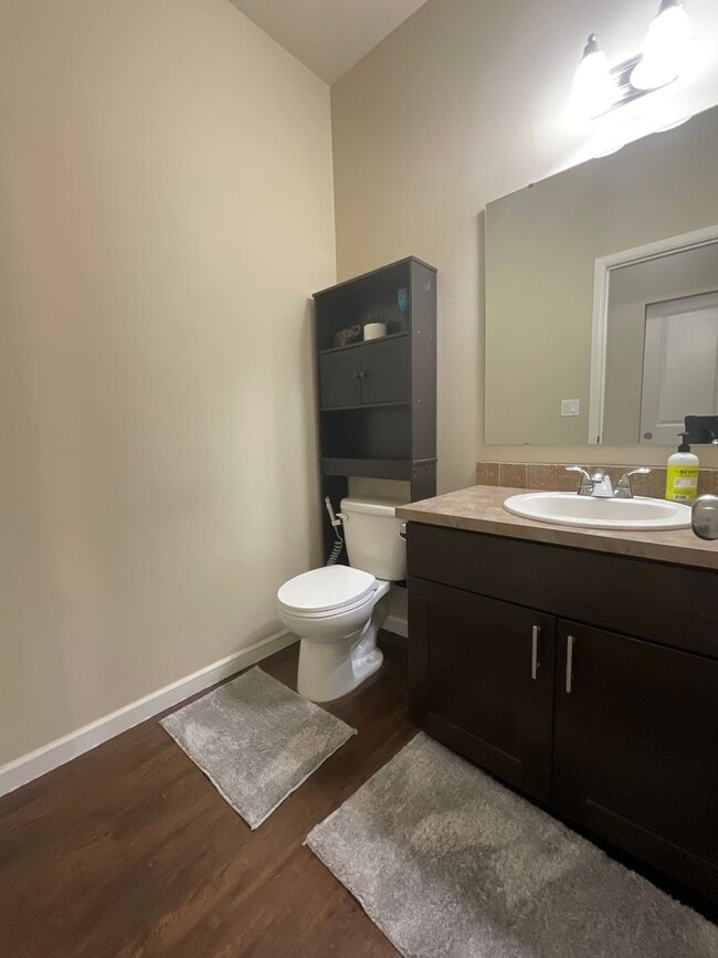 Building Photo - Spacious 4 bedroom Home