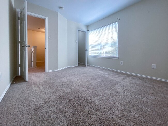 Building Photo - Spacious 4/BR 2.5/BA Two-Story Home with F...