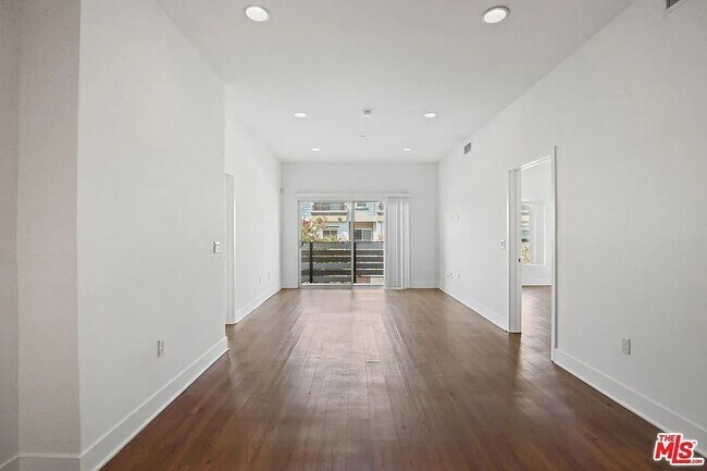 Interior Photo - 5308 Sepulveda Blvd