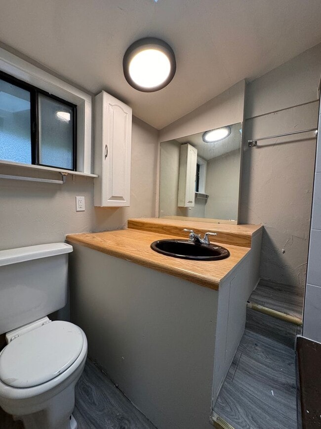 Building Photo - Manitou Springs Living!! 1 Bed 1 Bath Avai...