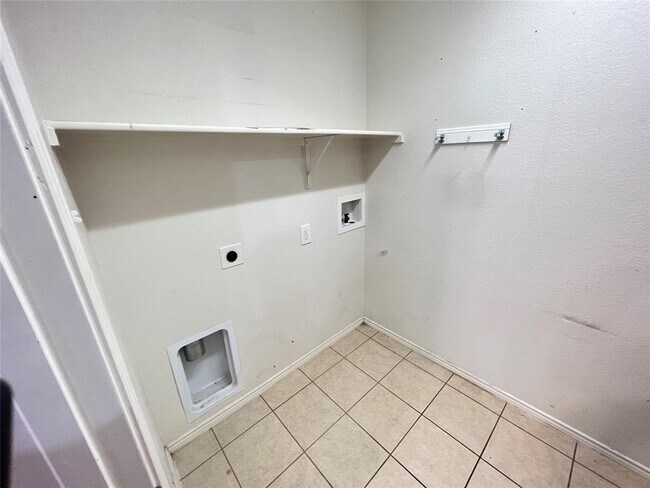 Building Photo - 10040 Daly Dr