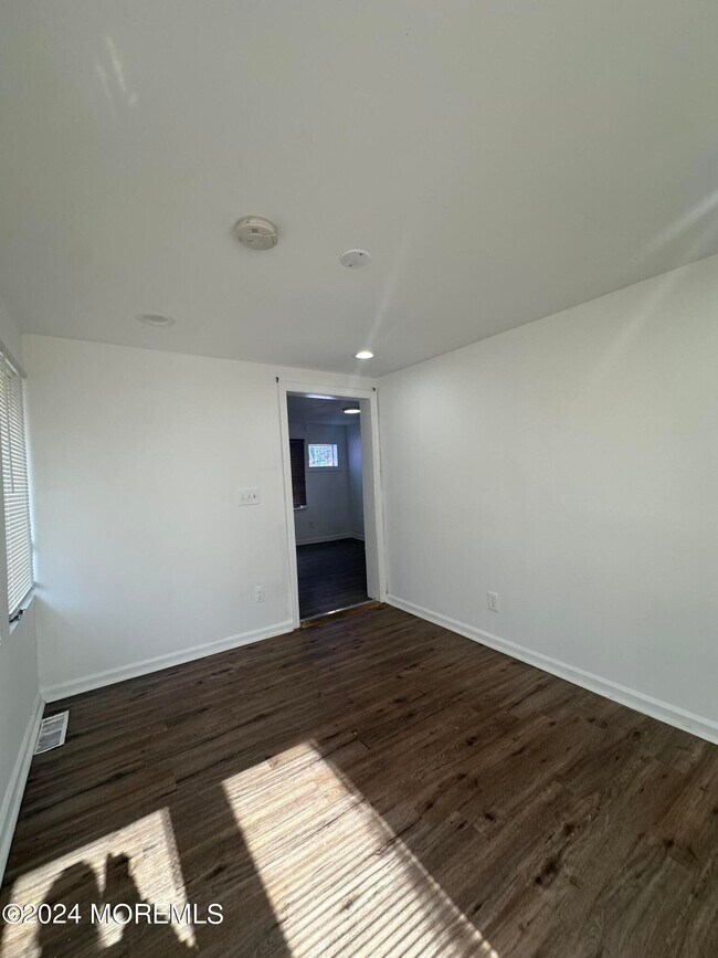 Building Photo - 56 Steiner Ave