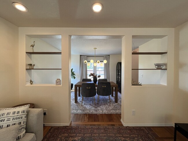 Building Photo - Stunning Bull Mountain Home with Gourmet Kitchen & Luxurious Primary Suite Retreat