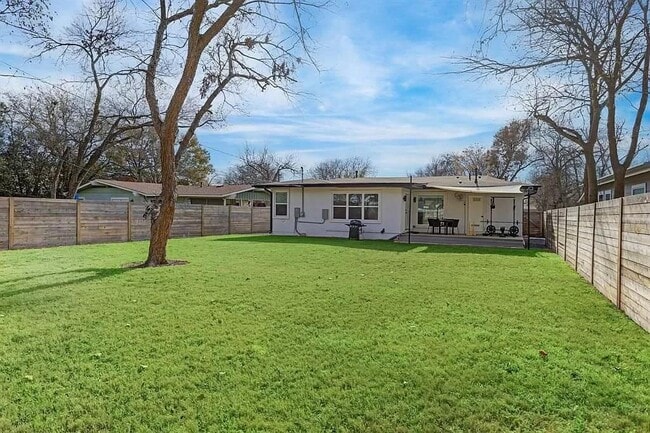 Building Photo - 604 W Crestland Dr