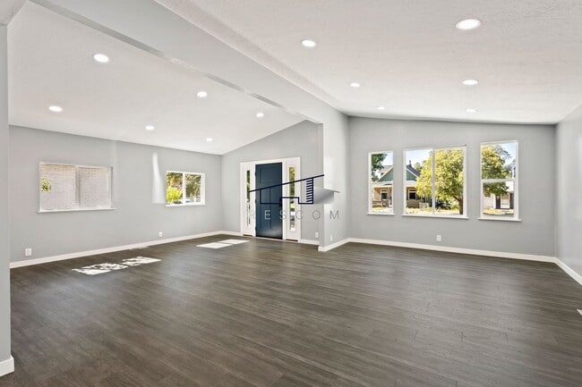 Building Photo - Updated Ogden 4 Bedroom 2 Bathroom Home Av...