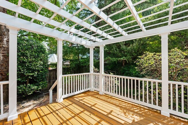 Building Photo - 4BR 3.5 BA Chevy Chase Gem is Move-in Read...