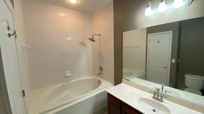 Building Photo - 2 Bedroom, 2 Bath Townhome in Beautiful La...