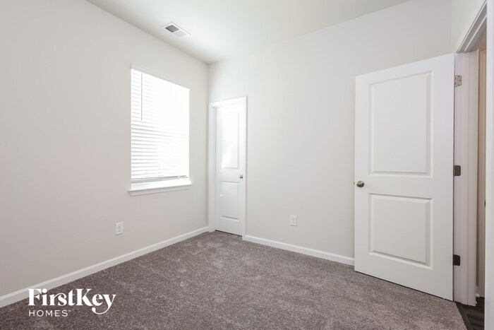 Building Photo - 901 Birchcrest Wy