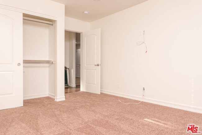 Building Photo - 234 E Tamarack Ave