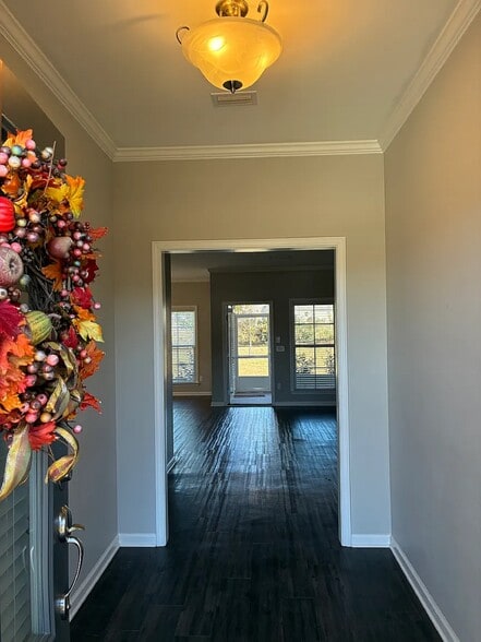 Building Photo - 305 Courtland Dr