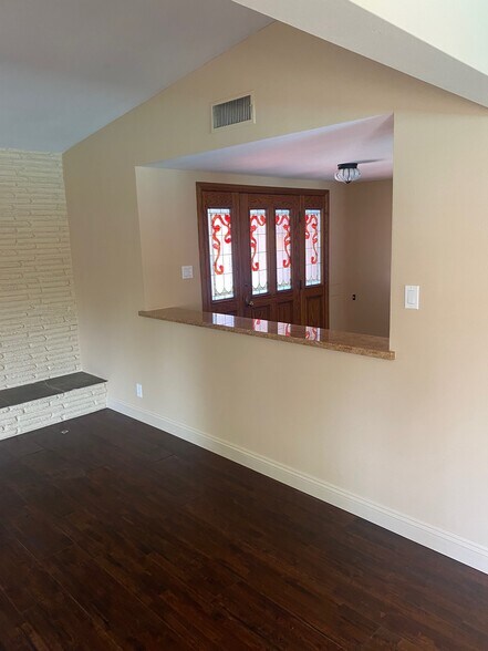 Building Photo - 2000 Karen St