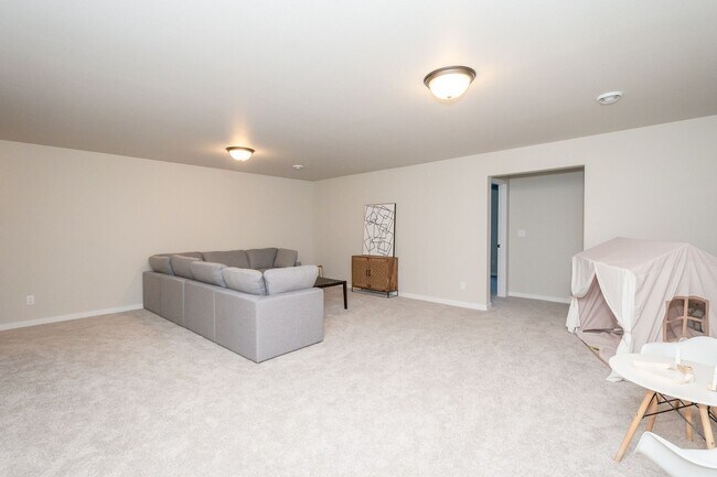 Building Photo - 4 Bed 3 Bath Single Family Home