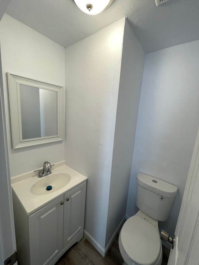 Building Photo - 4 bed 1.5 bath converted garage!