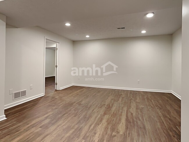Building Photo - 156 Haverstraw Pl
