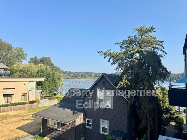 Building Photo - 9039 NE Juanita Dr