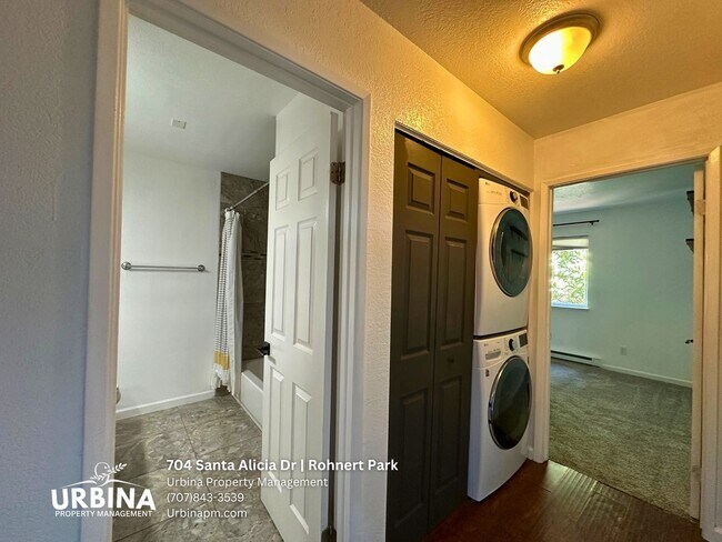 Building Photo - 704 Santa Alicia Dr