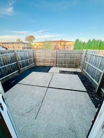 Building Photo - 5620 Cresthaven Ln