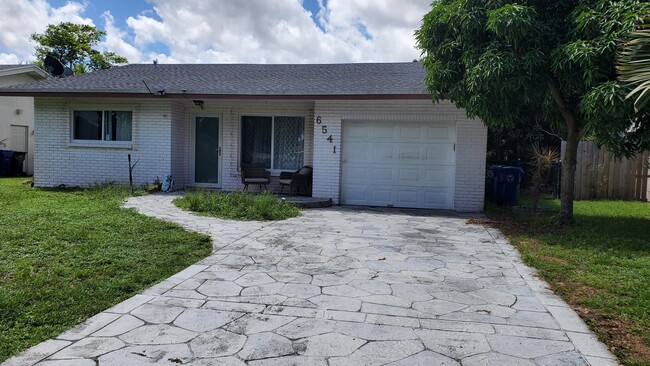 Building Photo - 6541 NW 33rd Way