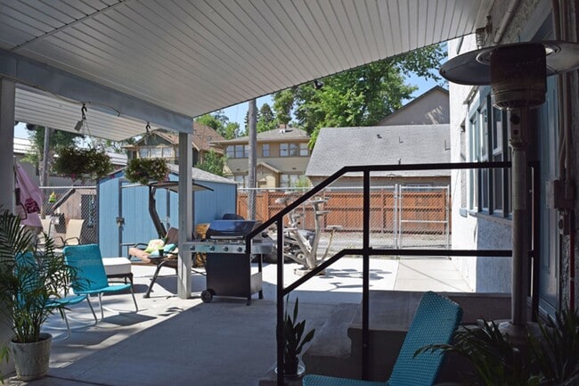 Building Photo - Near Hospitals: Furnished Studio with Cable TV and Free Laundry