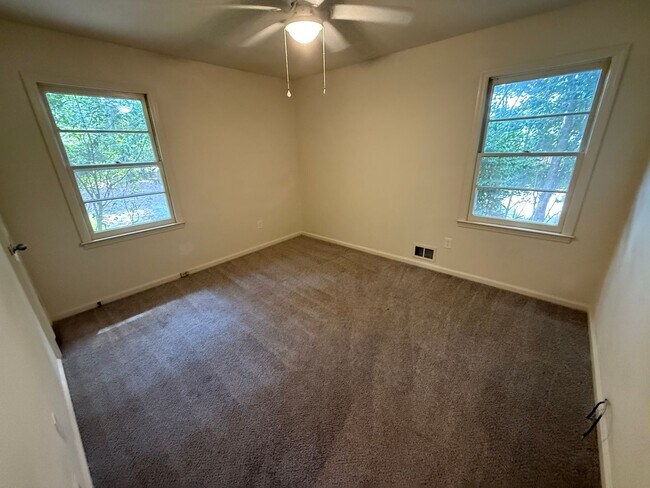 Building Photo - Spacious 3 Bedroom House