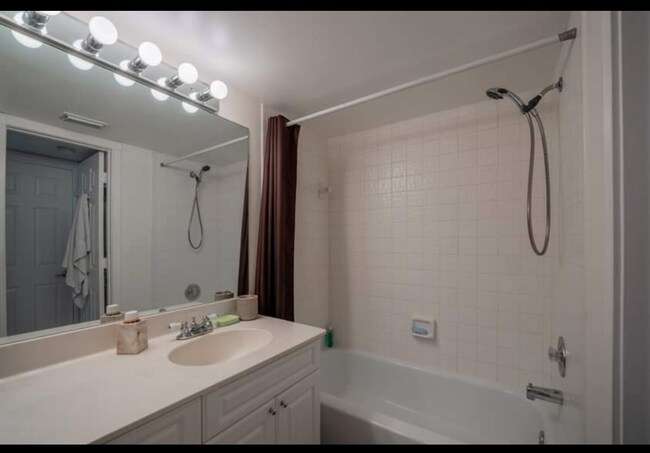 Building Photo - 303 Liberty Ct