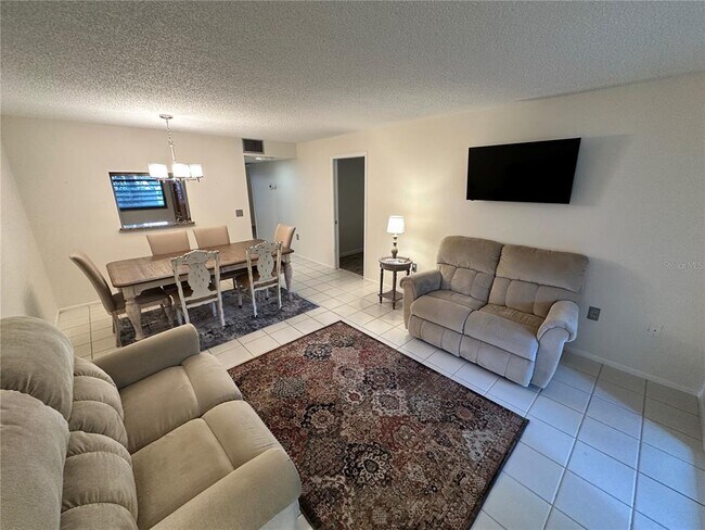 Building Photo - 645 Woodlawn Dr